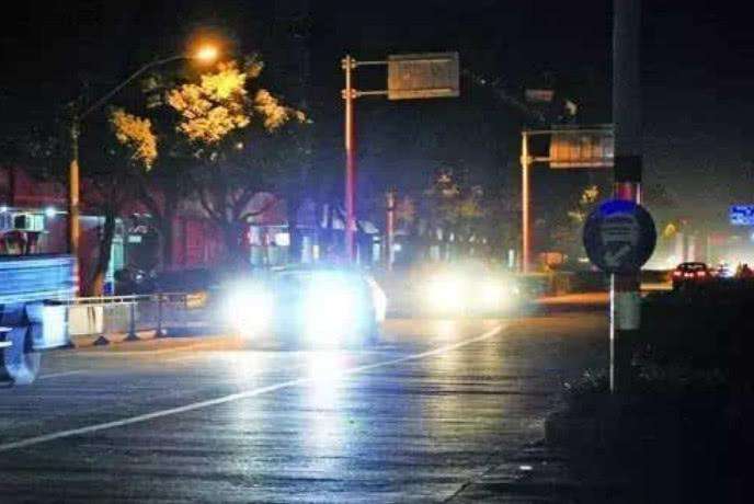 晚上開車對面用大燈連閃3下是挑事? 別急著回懟, 這是個暗語!