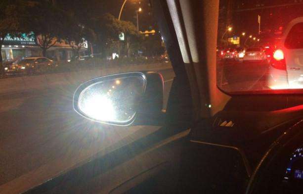晚上開車對面用大燈連閃3下是挑事? 別急著回懟, 這是個暗語!