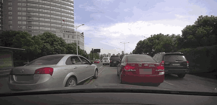 前車故意在雙黃線變道, 后車卻要負全責?