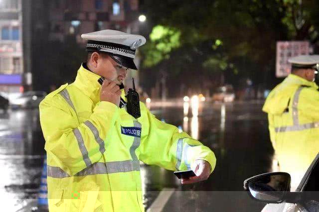 遇到交警查車，忘記帶駕駛證怎么辦?