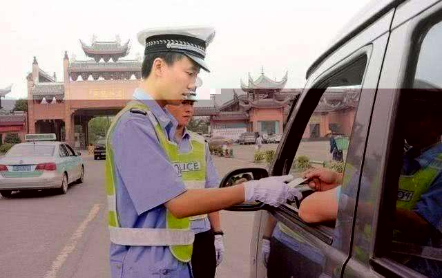 遇到交警查車，忘記帶駕駛證怎么辦?