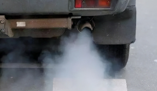 汽車尾氣超標怎么解決 更換火花塞、三元催化器、清理進排氣系統