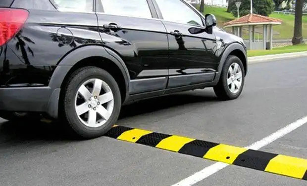 汽車過(guò)減速帶多少速度合適