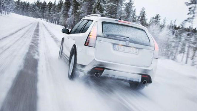 冰雪路行車時應注意什么