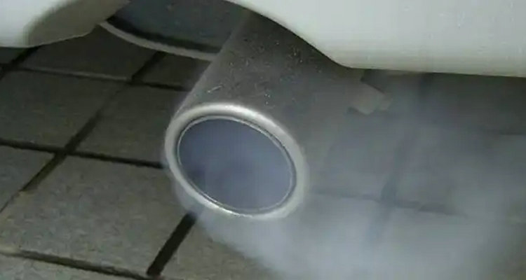 汽車(chē)排氣管冒煙是怎么回事