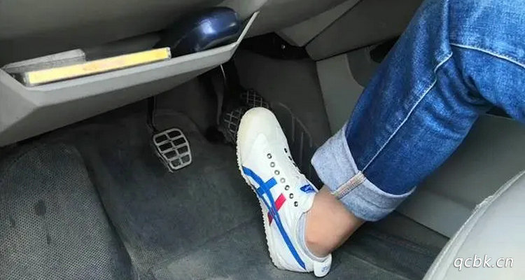 自動(dòng)擋車(chē)行駛中換擋用不用踩剎車(chē)