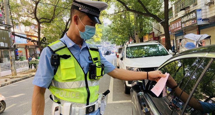 在路邊停車被交警貼罰單了怎么辦