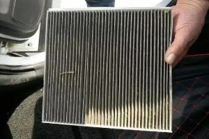 福特蒙迪歐空調濾芯在什么位置 在副駕駛手套箱的內側