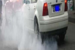 汽車尾氣超標怎么解決 更換火花塞、三元催化器、清理進排氣系統