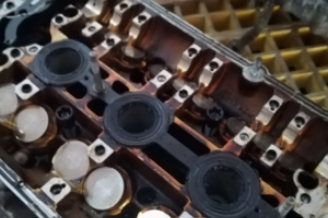 發動機漏機油怎么處理 更換氣門墊、機油濾芯、檢查密封膠