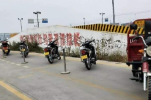 摩托車駕照怎么考 到駕校或車管所報名考取（共三科考試）