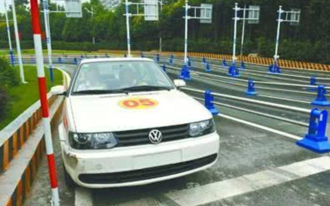 c1學費全國統(tǒng)一價格表，服務費用存在差異