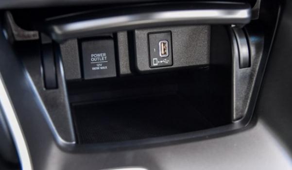 USB/Type-C接口數量，充電娛樂都滿足（USB接口很方便）