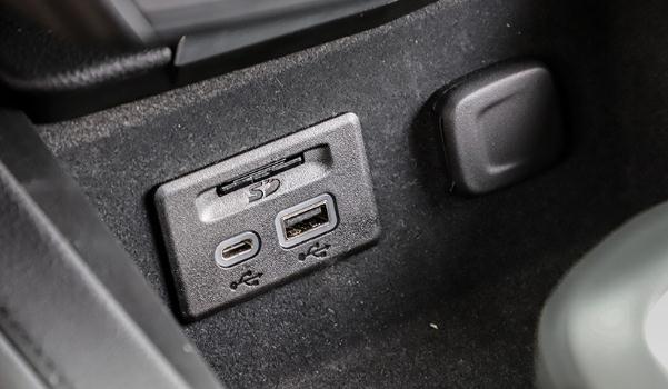 USB/Type-C接口數量，充電娛樂都滿足（USB接口很方便）