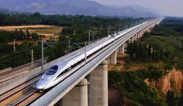 動車和高鐵有什么區別，有四個明顯的區別（車次/速度/鐵軌/行駛要求）