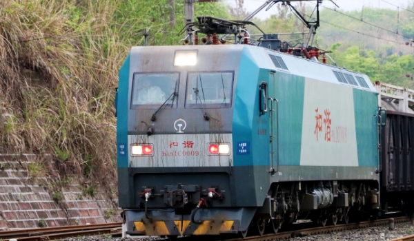 電力機(jī)車(chē)自身帶不帶能源，屬于非自帶能源機(jī)車(chē)