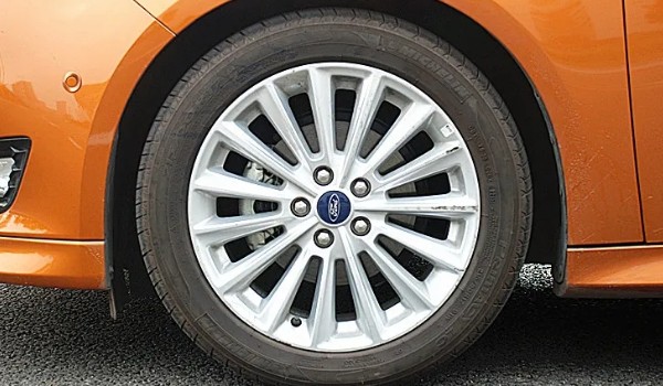 福特?？怂馆喬バ吞栆幐?輪胎型號235/40 r18(固特異輪胎)