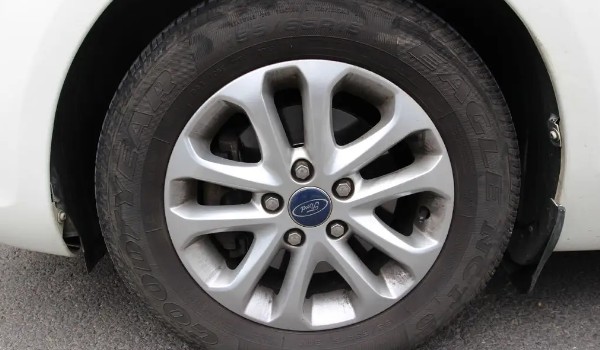 福特?？怂馆喬バ吞栆幐?輪胎型號235/40 r18(固特異輪胎)