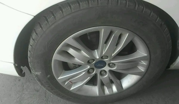福特?？怂馆喬バ吞栆幐?輪胎型號235/40 r18(固特異輪胎)