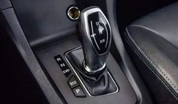 自動擋車點火時應該掛什么檔位 P檔或N檔都可以(N檔更好一些)