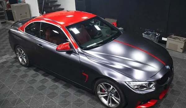 汽車貼膜多少錢，價格最低幾百元左右（不過材料劣質）