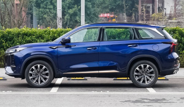 長安cs75plus藍鯨版2022款參數(shù) 搭載2.0T發(fā)動機(車身長達4.7米)