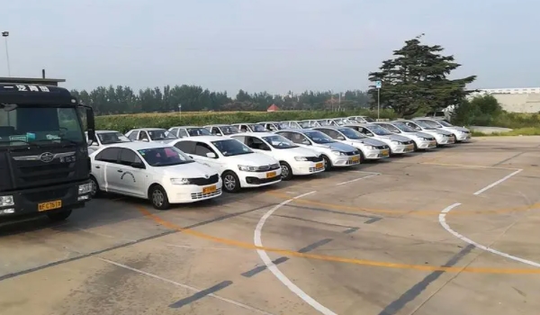 已經有c1證了怎么考摩托車 直接到當地駕校報名考取（二項合一）