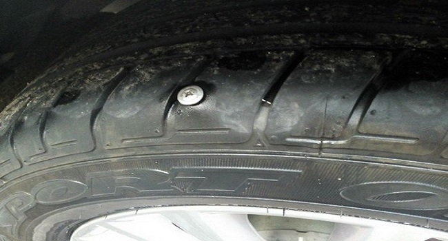 輪胎被釘子扎了補胎還是換胎，駕駛前要檢查輪胎和車況