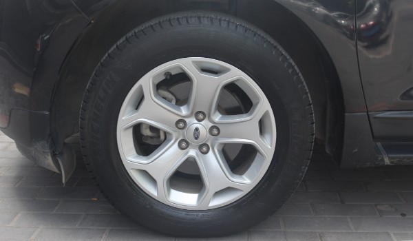 福特銳界輪胎型號規格是多少 尺寸245/55 r19(輪胎寬度245mm)