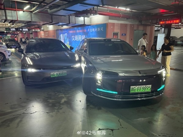 網友爆料尊界S800自動泊車撞了：車主就在旁邊看著 承擔全責