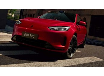 以安全筑牢出行底線，問界新M5 Ultra和特斯拉Model Y誰更懂消費者？ 封面圖