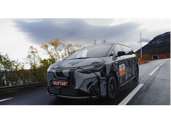 新款小鵬X9在北極冰雪路面100-0km/h急剎 穩穩剎住