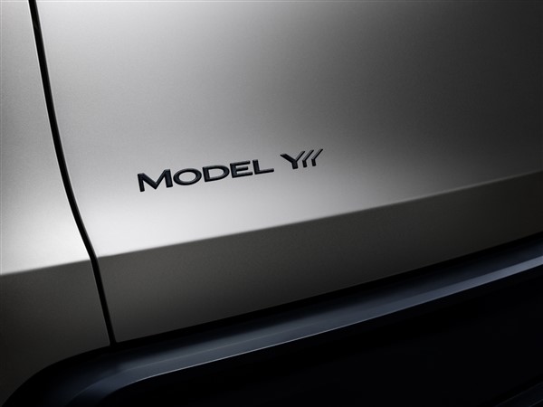 大六座來了！特斯拉Model Y L外觀正式公布：預估售價40萬 尾標亮了
