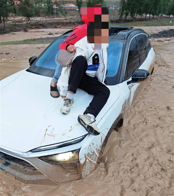 車主山區駕駛遭遇泥石流 蔚來服務一天一夜緊急施救