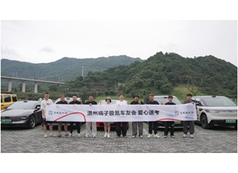 這一屆高考家長(zhǎng)送完孩子之后直接把車子改成了移動(dòng)休息室
