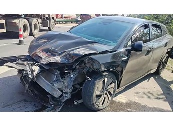 比亞迪海獅07撞翻大貨車：自動降車窗 三人無礙 封面圖