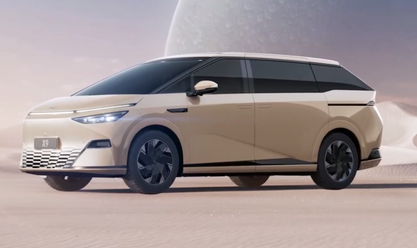 小鵬X9實(shí)車亮相！全球首款后輪轉(zhuǎn)向MPV 將參加廣州車展